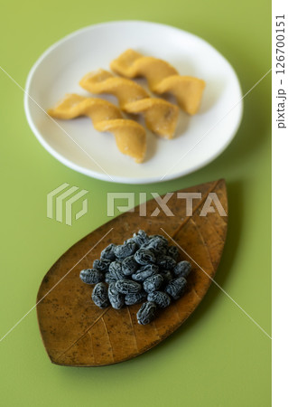 大豆原料の素朴なお菓子・きなこひねりと乾燥黒豆 126700151