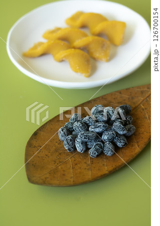 大豆原料の素朴なお菓子・きなこひねりと乾燥黒豆 126700154