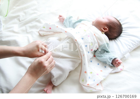 赤ちゃんのおむつ替え 126700169