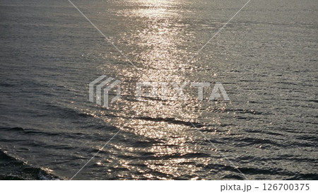 夕方の海にできた光の道 夕方の海にできた光の道 126700375