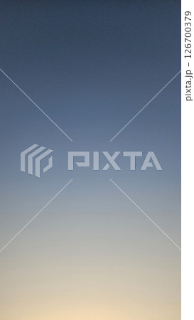 黄砂でかすんだ夕方の空(縦画像) 126700379