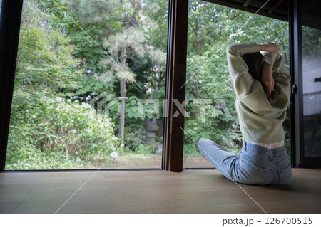 田舎の縁側でくつろぐ女性 あ~疲れちゃった 顔無しの後ろ姿 田舎の縁側でくつろぐ女性 あ~疲れちゃった 顔無しの後ろ姿 126700515