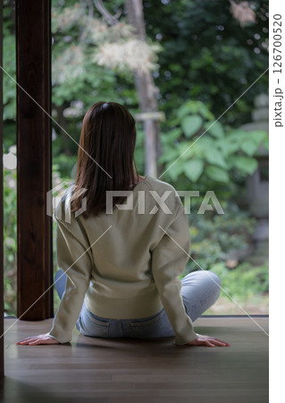 田舎の縁側でくつろぐ女性 あ~疲れちゃった 顔無しの後ろ姿 田舎の縁側でくつろぐ女性 あ~疲れちゃった 顔無しの後ろ姿 126700520