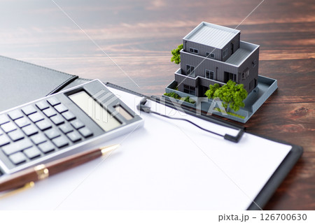 家とバインダーと電卓とペン 家とバインダーと電卓とペン 126700630