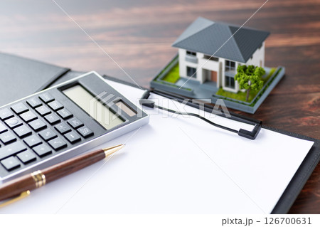 家とバインダーと電卓とペン 126700631