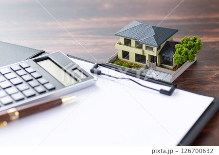 家とバインダーと電卓とペン 126700632