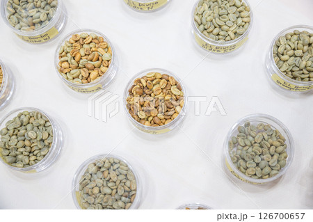 【日本】東京都江東区の東京国際展示場で開催されたコーヒーイベントに展示されたコーヒーの生豆サンプル 【日本】東京都江東区の東京国際展示場で開催されたコーヒーイベントに展示されたコーヒーの生豆サンプル 126700657