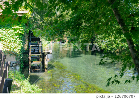 ＜安曇野＞大王わさび農場の水車と美しい小川の絶景 126700707