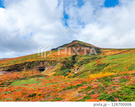 秋の栗駒山登山（東栗駒山から栗駒山の眺め） 126700806