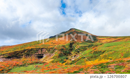 秋の栗駒山登山（東栗駒山から栗駒山の眺め） 126700807