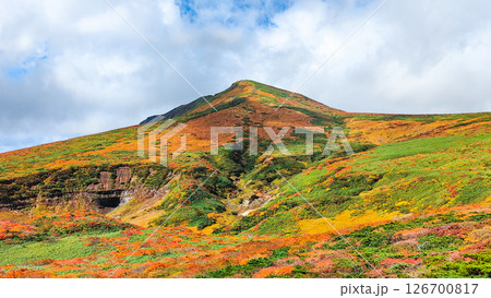 秋の栗駒山登山(東栗駒山から栗駒山の眺め) 秋の栗駒山登山(東栗駒山から栗駒山の眺め) 126700817