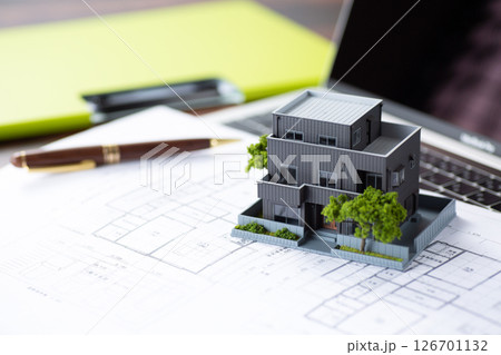 住宅図面と家とパソコン 126701132