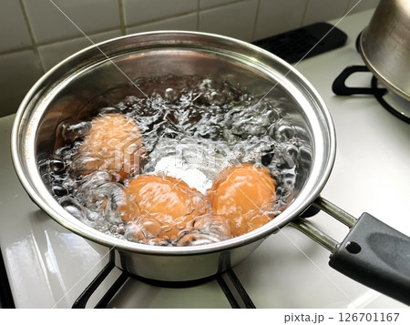 鍋で茹でている玉子 126701167