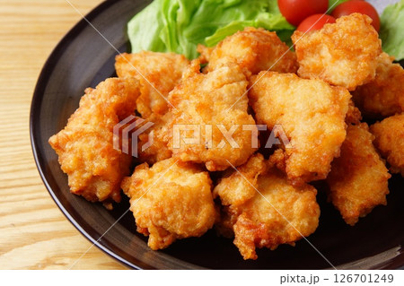 皿に盛られた鶏の唐揚げ 皿に盛られた鶏の唐揚げ 126701249