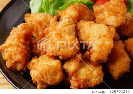 皿に盛られた鶏の唐揚げ 皿に盛られた鶏の唐揚げ 126701250