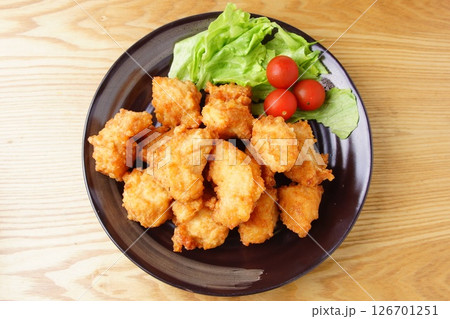 皿に盛られた鶏の唐揚げ 皿に盛られた鶏の唐揚げ 126701251