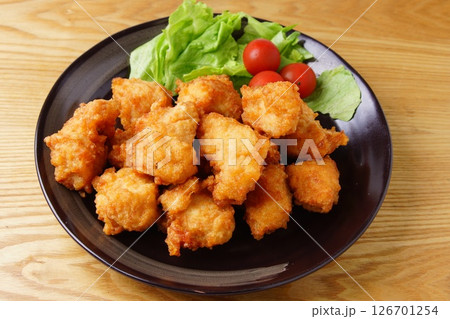 皿に盛られた鶏の唐揚げ 126701254