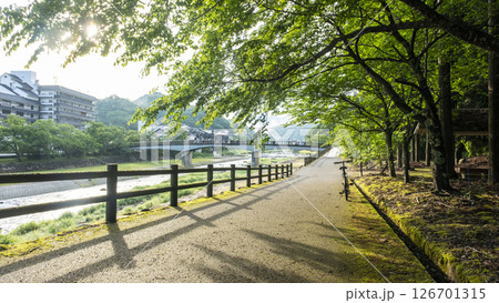 初夏・新緑のサイクリングイメージ（三朝温泉） 126701315