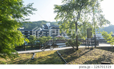 初夏・新緑のサイクリングイメージ(三朝温泉) 初夏・新緑のサイクリングイメージ(三朝温泉) 126701319
