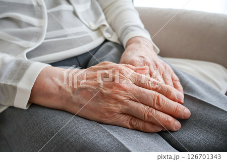 膝の上に置いた高齢女性の手元 126701343