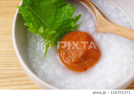 おかゆと梅干し 126701371