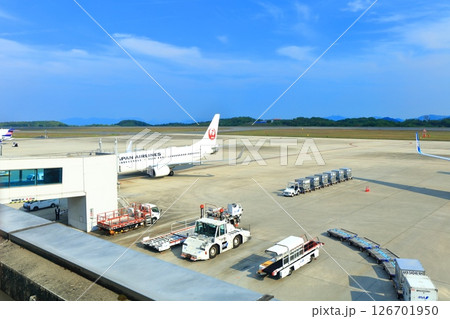 【広島県】晴天の広島空港の滑走路 126701950
