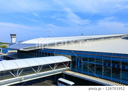 【広島県】晴天の広島空港ターミナル 【広島県】晴天の広島空港ターミナル 126701952