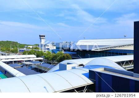 【広島県】晴天の広島空港ターミナル 126701954