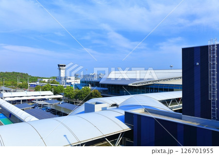 【広島県】晴天の広島空港ターミナル 126701955