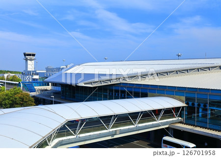 【広島県】晴天の広島空港ターミナル 126701958