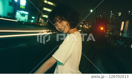 夜の都会を歩く若い女性 126702013