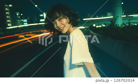 夜の都会を歩く若い女性 126702014