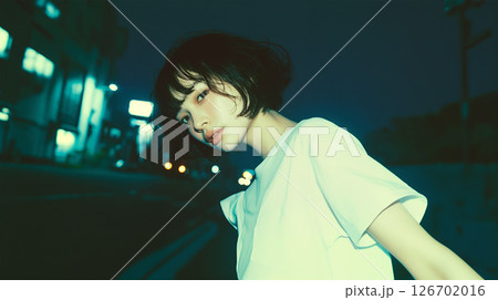 夜の都会を歩く若い女性 126702016