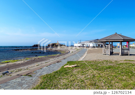 【青森県深浦町：道の駅ふかうら】海の見える道の駅はイカが名物で「いか焼き村」と名乗っている 126702134