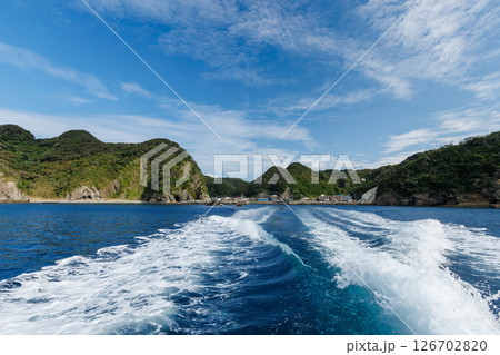 ヒリゾ浜渡船の漁船に乗って、青い海に出るスキンダイバー、シュノーケラー達 賀茂郡南伊豆町中木ヒリゾ浜 ヒリゾ浜渡船の漁船に乗って、青い海に出るスキンダイバー、シュノーケラー達 賀茂郡南伊豆町中木ヒリゾ浜 126702820