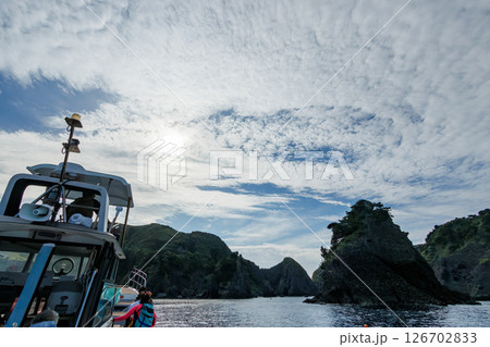 ヒリゾ浜渡船の漁船に乗って、青い海に出るスキンダイバー、シュノーケラー達 賀茂郡南伊豆町中木ヒリゾ浜 126702833