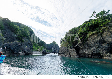 ヒリゾ浜渡船の漁船に乗って、青い海に出るスキンダイバー、シュノーケラー達 賀茂郡南伊豆町中木ヒリゾ浜 126702837