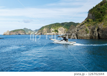 ヒリゾ浜渡船の漁船に乗って、青い海に出るスキンダイバー、シュノーケラー達 賀茂郡南伊豆町中木ヒリゾ浜 126702844
