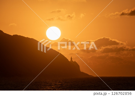 夕日と屋久島灯台　洋上アルプス屋久島(秋 126702856