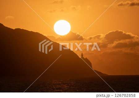 屋久島洋上アルプスの夕景(11月)沈む夕日と屋久島灯台 126702858