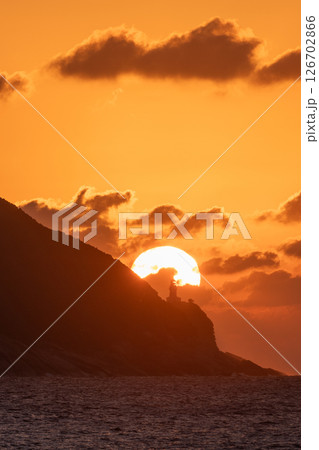 夕日と屋久島灯台　洋上アルプス屋久島(秋 126702866
