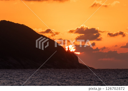夕日と屋久島灯台 洋上アルプス屋久島(秋 夕日と屋久島灯台 洋上アルプス屋久島(秋 126702872