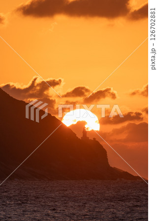 夕日と屋久島灯台　洋上アルプス屋久島(秋 126702881