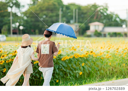 <安曇野>新村ひまわり畑を楽しむカップル 126702889
