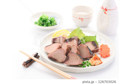 スライスしたかつお生節 （白背景） 126703026