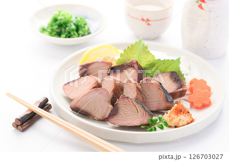 スライスしたかつお生節 （白背景） 126703027