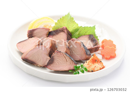 スライスしたかつお生節 （白背景） 126703032