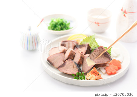 スライスしたかつお生節 （白背景） 126703036