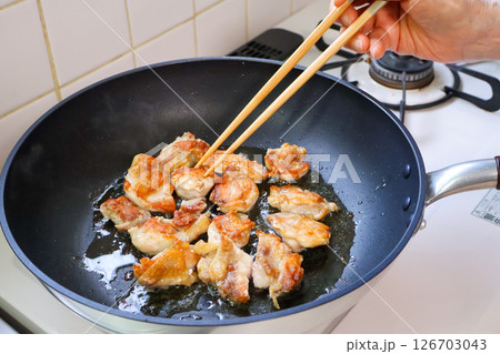 フライパンで鶏肉を焼く様子 フライパンで鶏肉を焼く様子 126703043