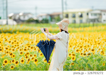 <安曇野>新村ひまわり畑を楽しむ女性の後ろ姿 126703272